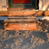 Foran døra til vaskerommet skal det settes opp et lite tak mot snø og regn. Det er gravet og støpt fundamenter for stolpene til dette